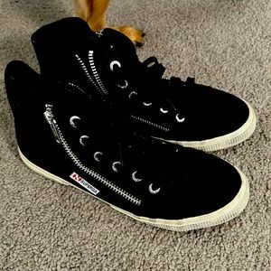 Superga zip up super cute bought the wrong size /white paint mark on tongue